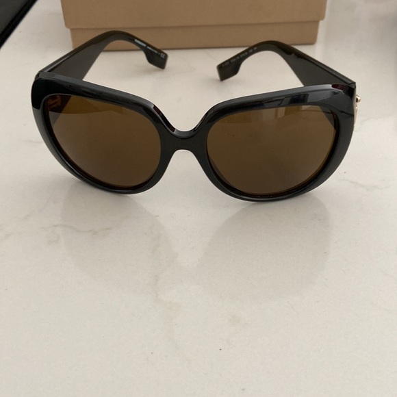 NWT Burberry Women’s Brownish Black oversized Sunglasses. - Picture 6 of 10